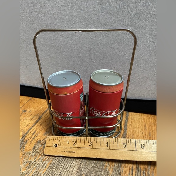 Coca Cola branded items - salt and pepper shaker with caddie giant clothes pin - Picture 7 of 11